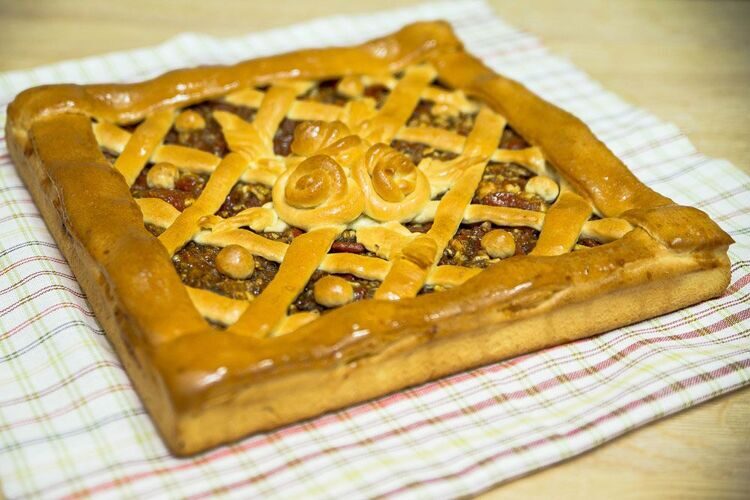 Пирог с курагой и орехом