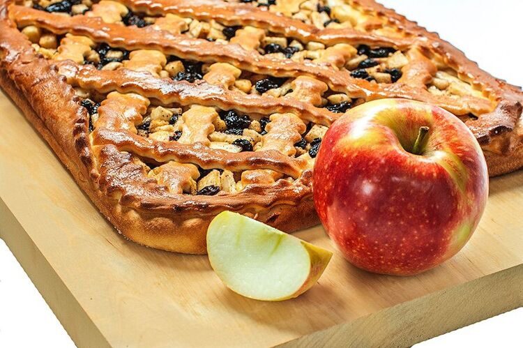 Пирог с яблоком и изюмом