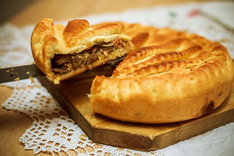 Пирог с горбушей и грибами