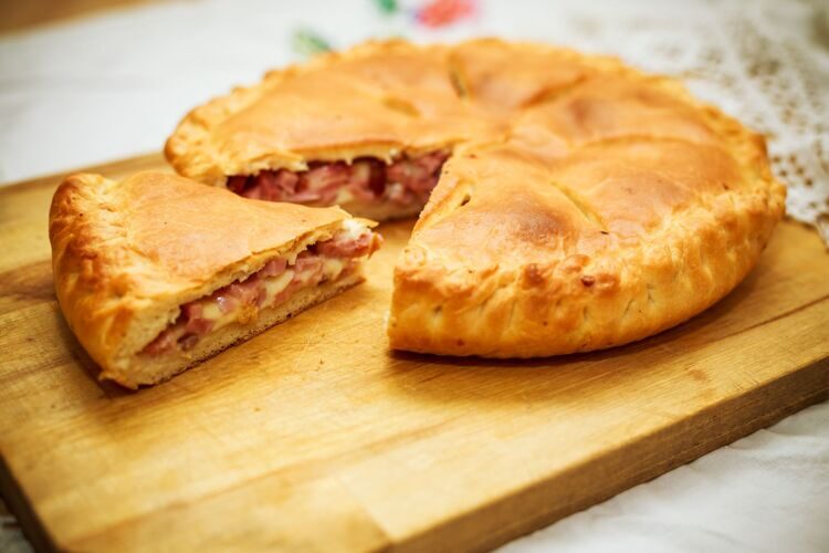 Пирог с  моцареллой и ветчиной