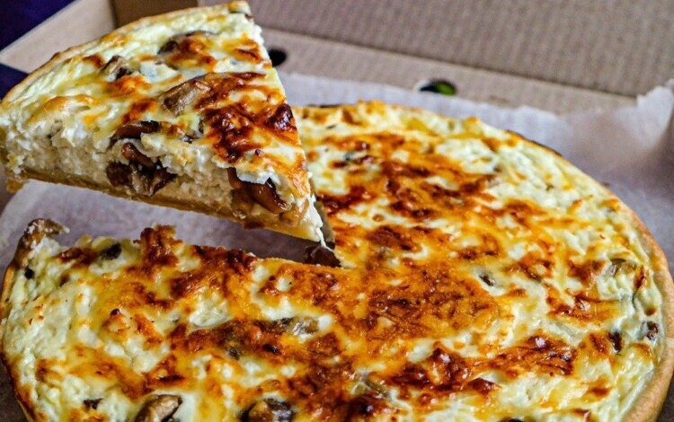 Киш с опятами и мягким сыром